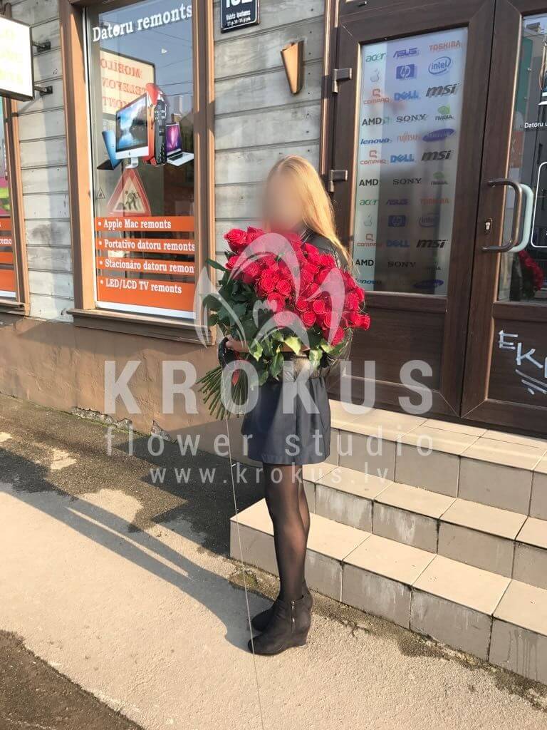 Deliver flowers to Latvia (red roses)