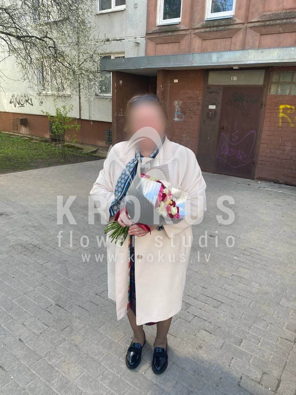 Ziedu piegāde Latvia Rīga (rozā rozesbaltas rozesoranžas rozesdzeltenas rozessarkanas rozes)