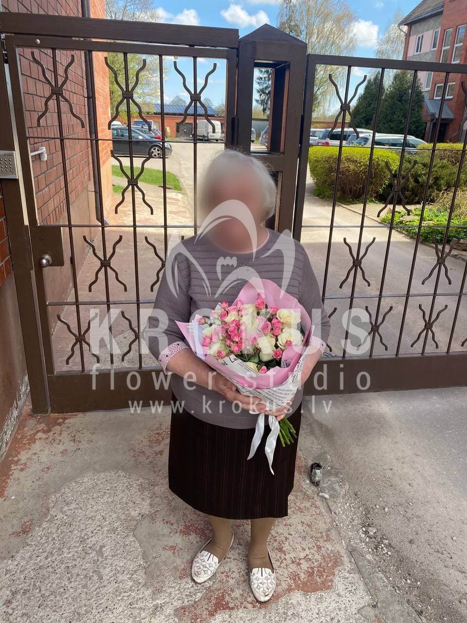 Deliver flowers to Rīga (shrub roseswhite roses)