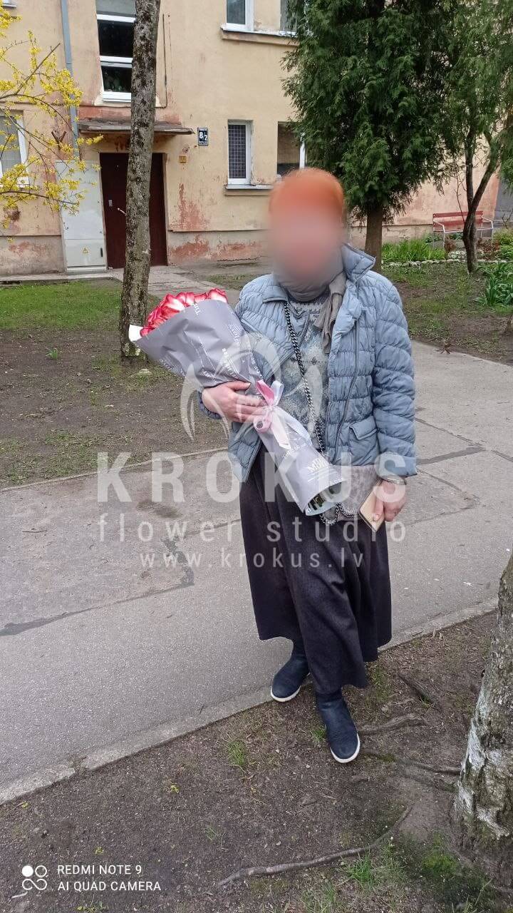 Доставка цветов в город Рига (кустовые розыматтиолакремовые розыэвкалиптпионовидные розыгортензиипионылизиантусы (эустома))