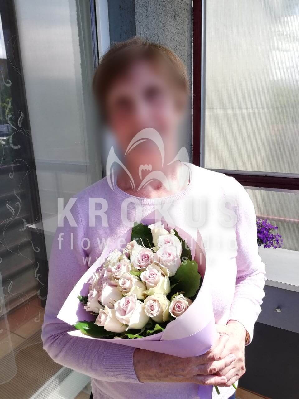 Deliver flowers to Rīga (white roses)