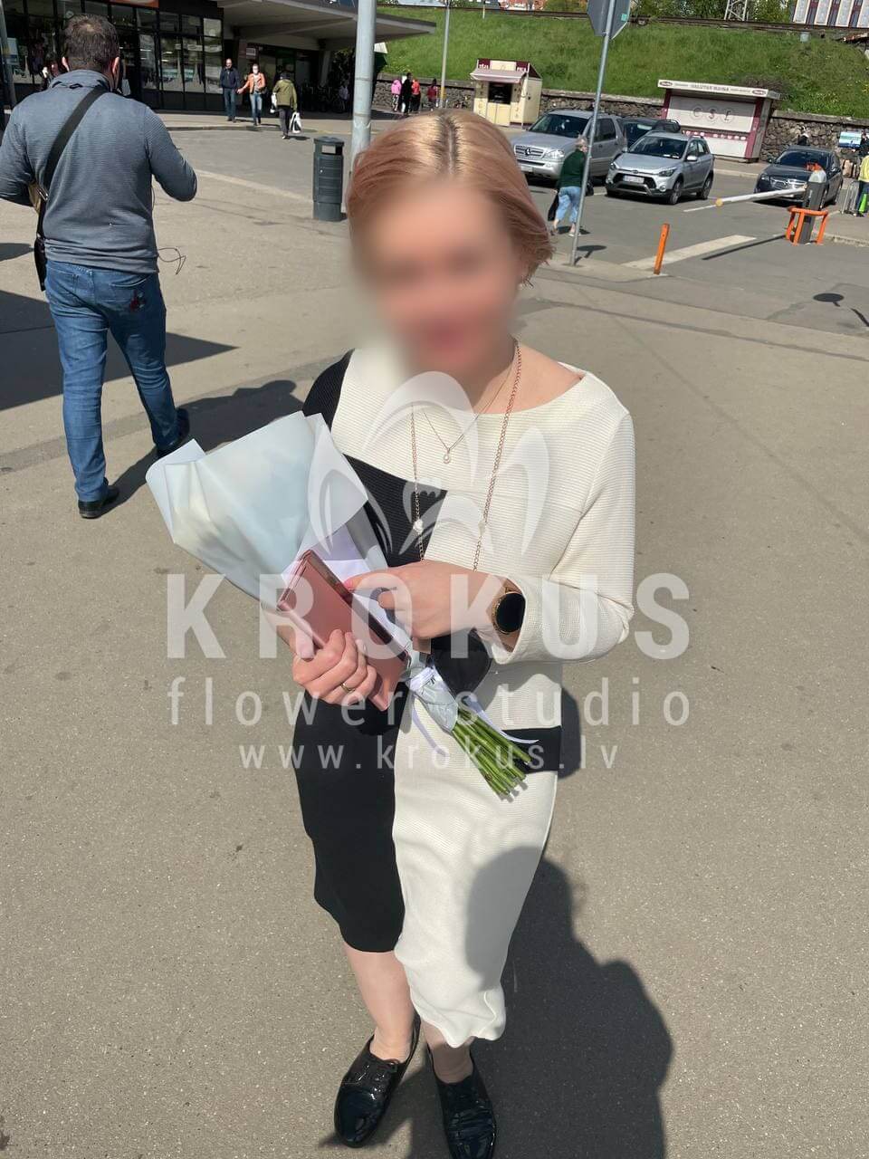Deliver flowers to Rīga (white rosespeony roses)