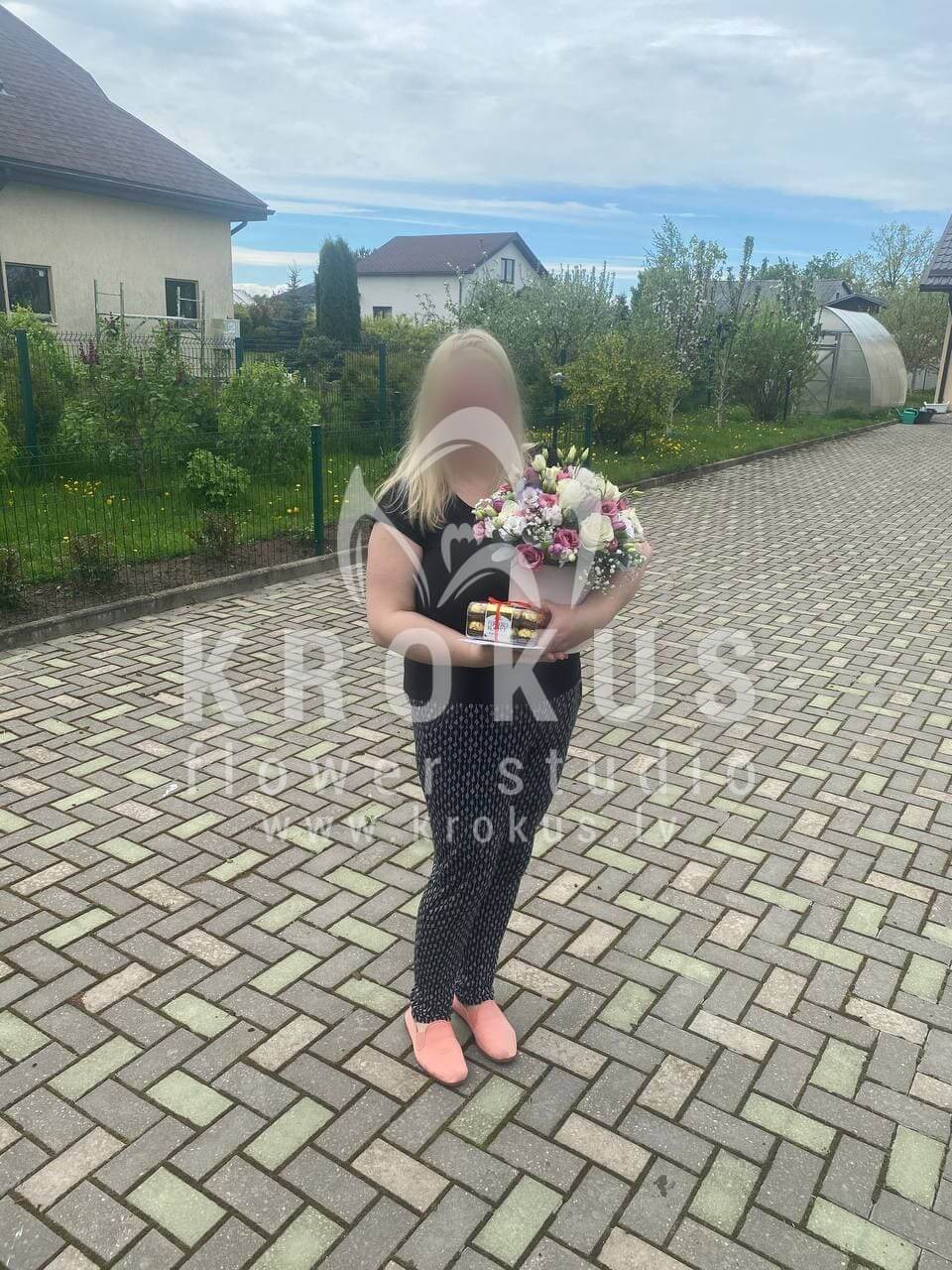 Доставка цветов в город Ķekava (розовые розытюльпаныгвоздикистильная коробкабелые розываксфлауэрэвкалипт)