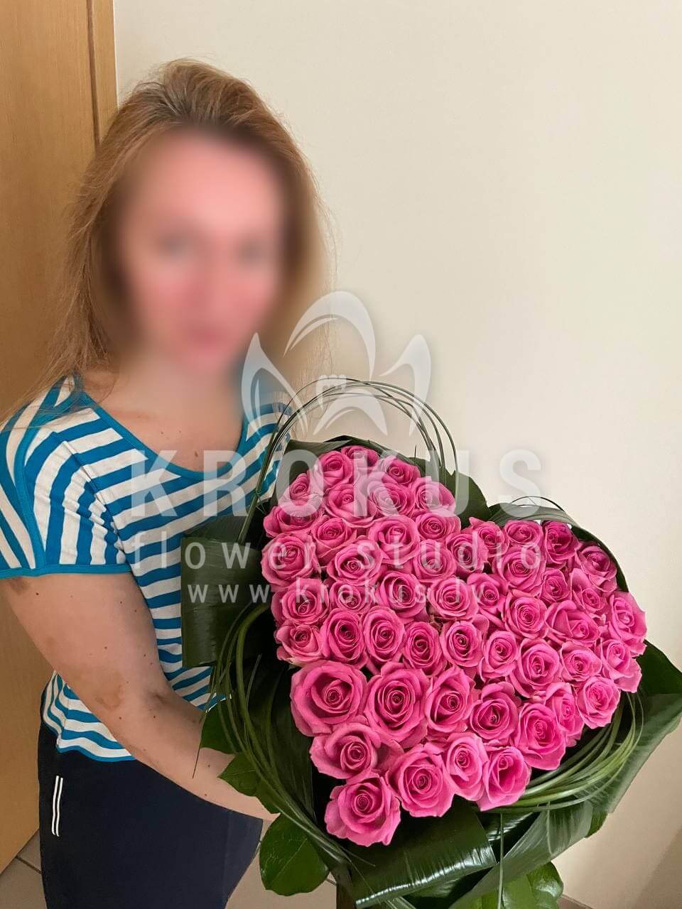 Ziedu piegāde Latvia Rīga (rozā rozesbergrasssalal (goltjēra)aspidistra)