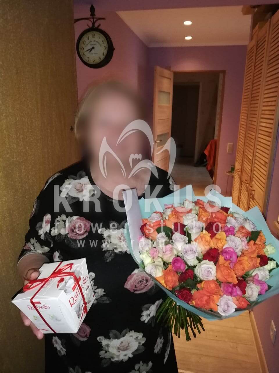 Deliver flowers to Rīga (pink roseswhite rosesorange rosesred rosesyellow roses)