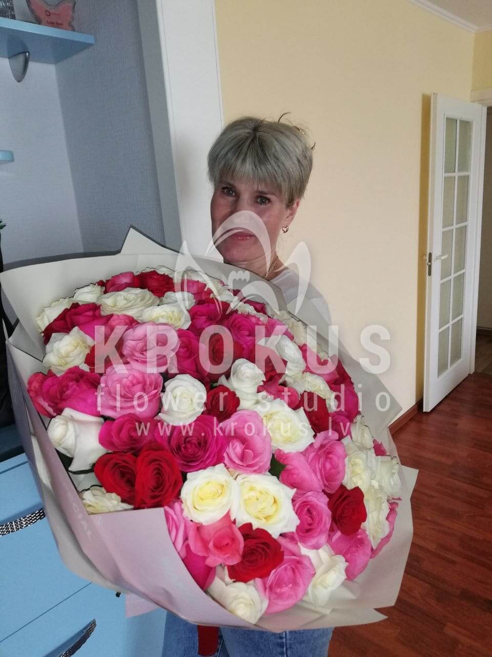 Deliver flowers to Rīga (pink roseswhite rosesred roses)