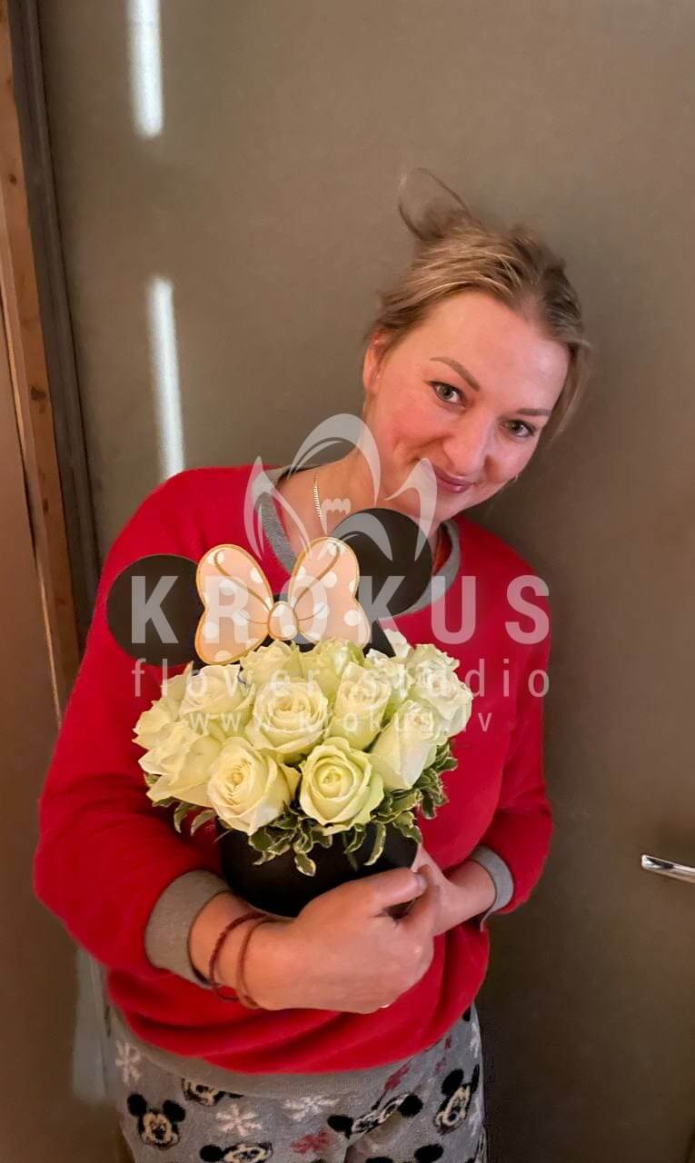 Доставка цветов в город Рига (коробкабелые розы)