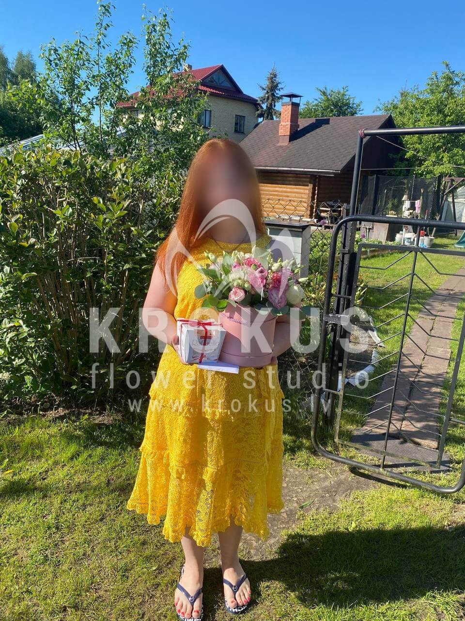 Ziedu piegāde Latvia Medemciems (rozā rozestulpesneļķesstilīga kastītebaltas rozeseikaliptswaxflower)