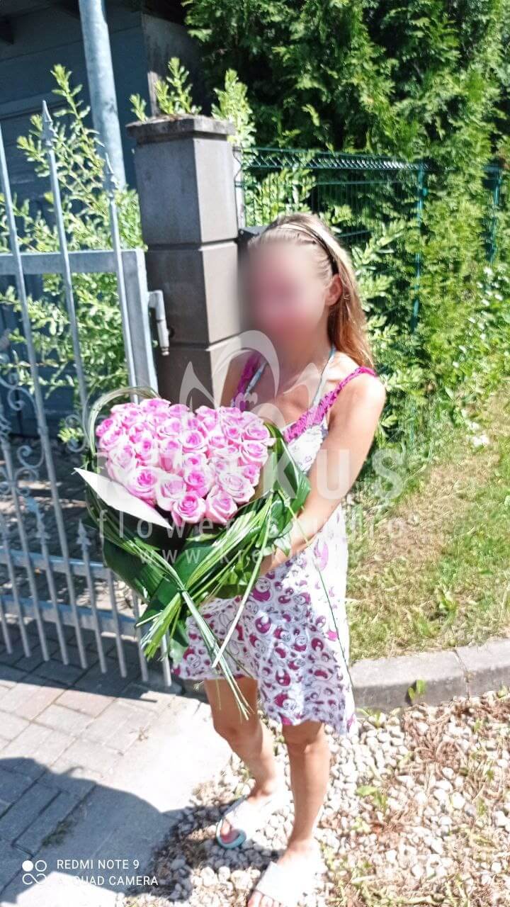 Deliver flowers to Latvia (pink rosesbeargrasssalalaspidistra)