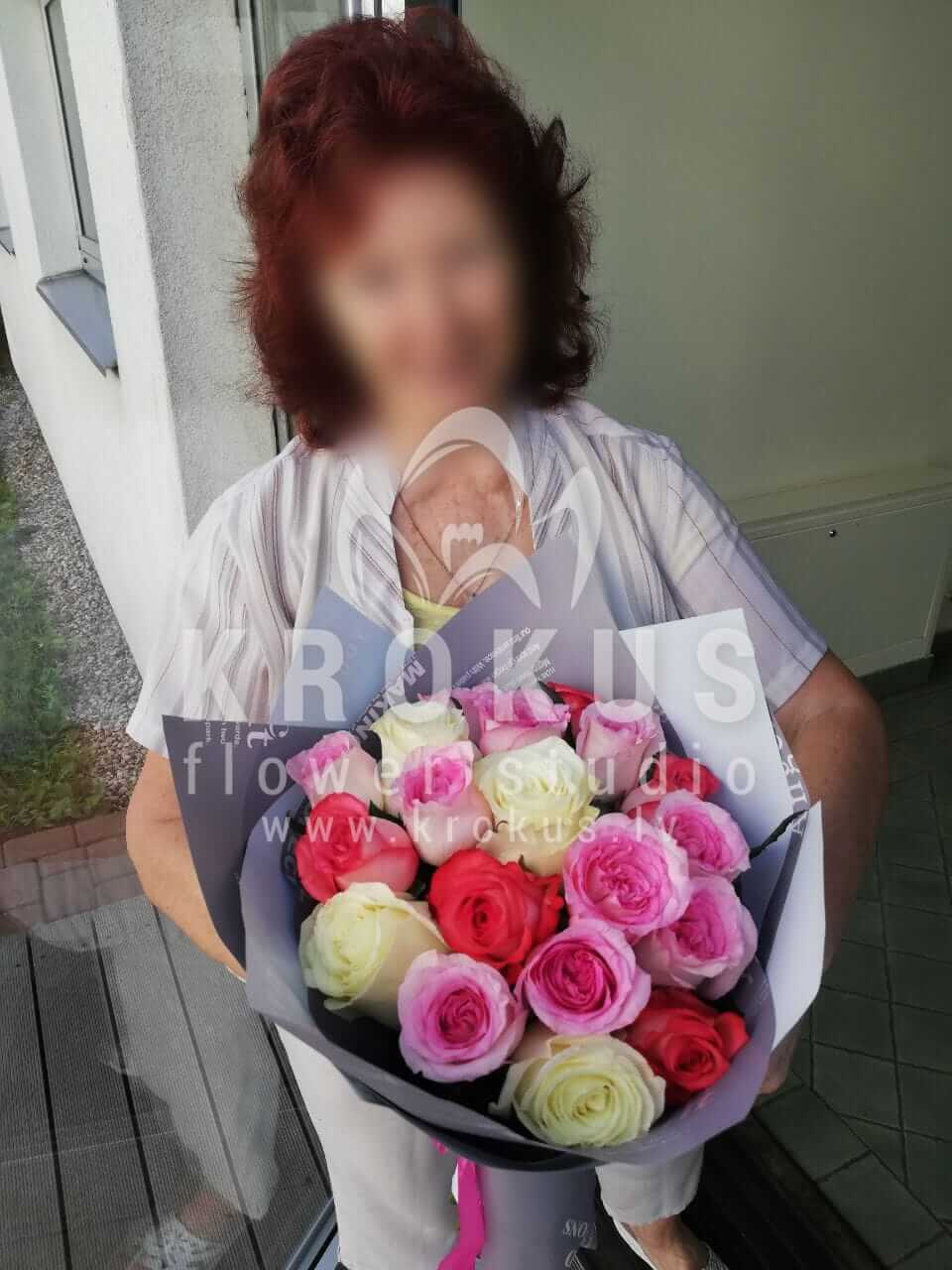 Ziedu piegāde Latvia Rīga (rozā rozesbaltas rozesoranžas rozesdzeltenas rozessarkanas rozes)