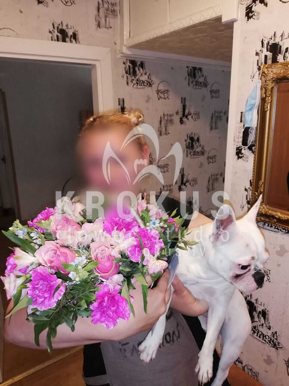 Deliver flowers to Rīga (shrub rosespink rosescloveswaxflowersalalstatice)