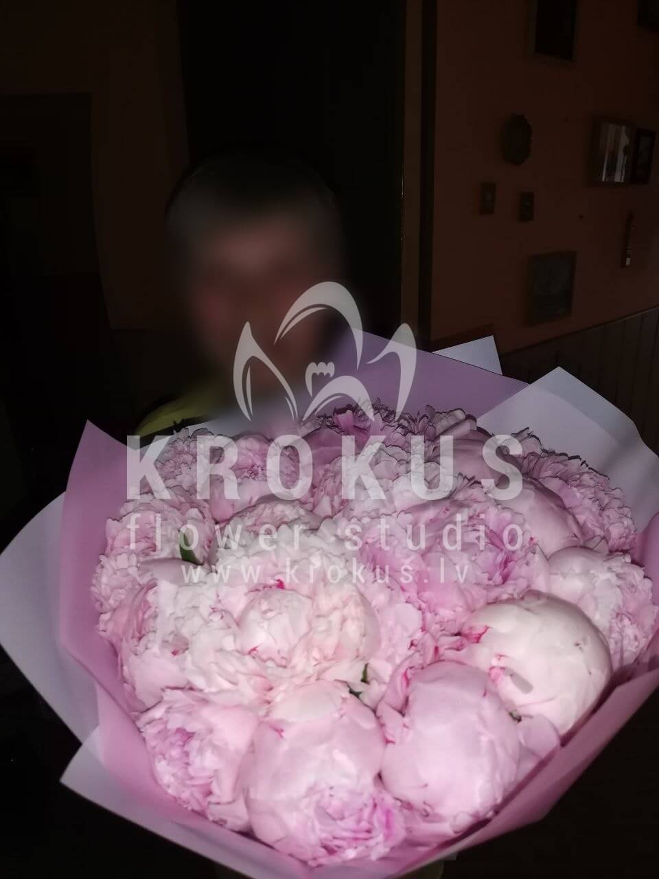 Deliver flowers to Latvia (peonies)