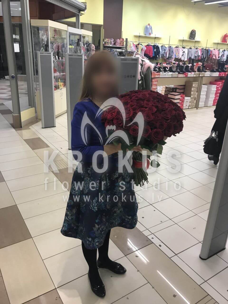 Deliver flowers to Latvia (red roses)