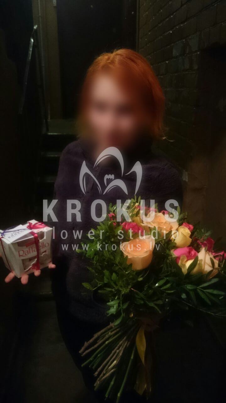 Доставка цветов в город Latvia (кустовые розырозовые розыфисташкажелтые розы)