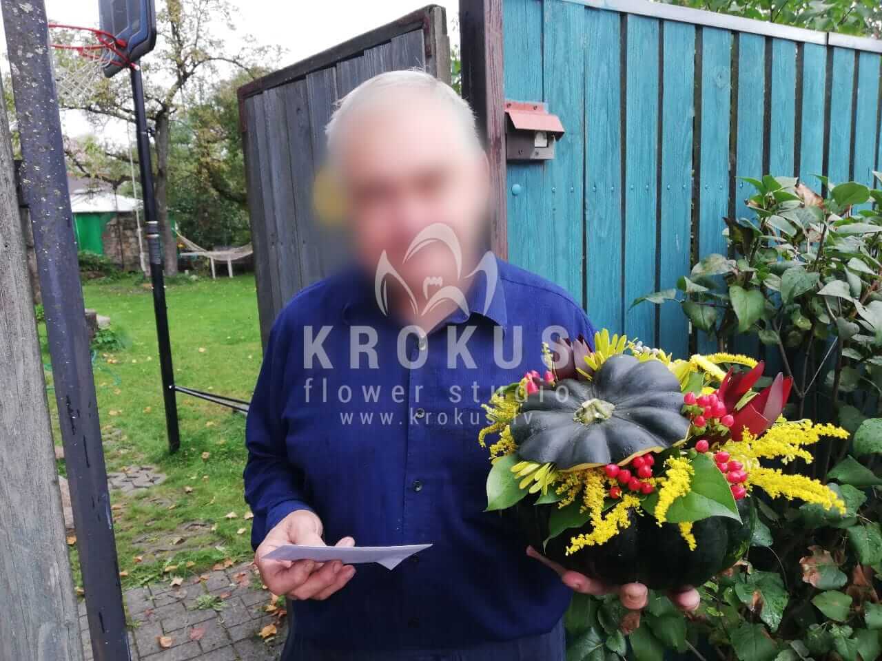 Доставка цветов в город Рига (илексбруниятыквалеукоспермумлеукадендрон)