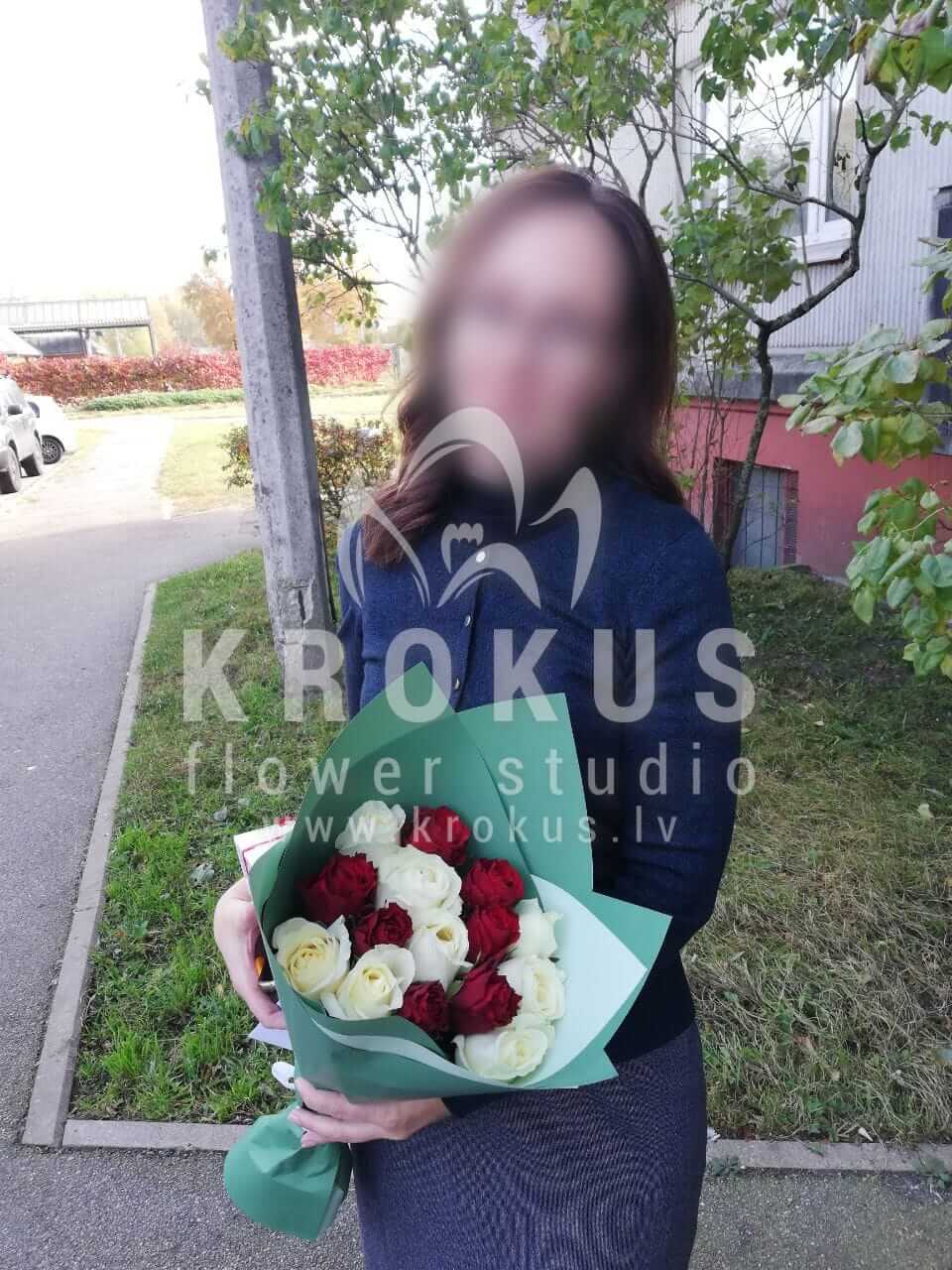 Ziedu piegāde Latvia Rīga (baltas rozessarkanas rozes)