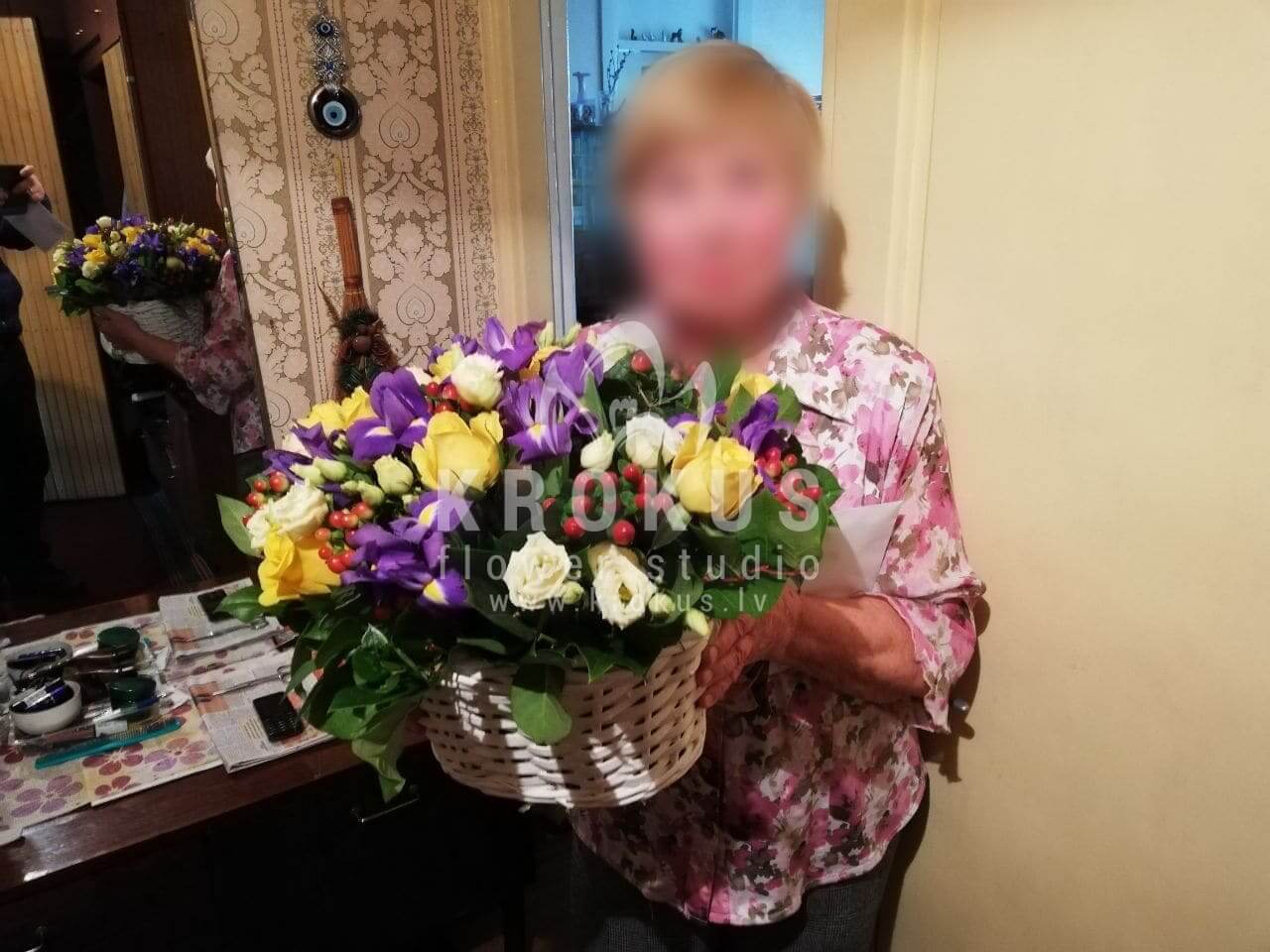 Ziedu piegāde Latvia Rīga (papardeīrissalstremērijahypericumdzeltenas rozessalal (goltjēra))