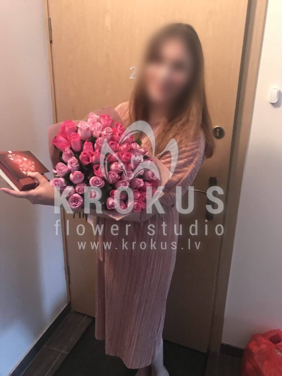 Deliver flowers to Latvia (pink roseswhite rosesorange rosesred rosesyellow roses)