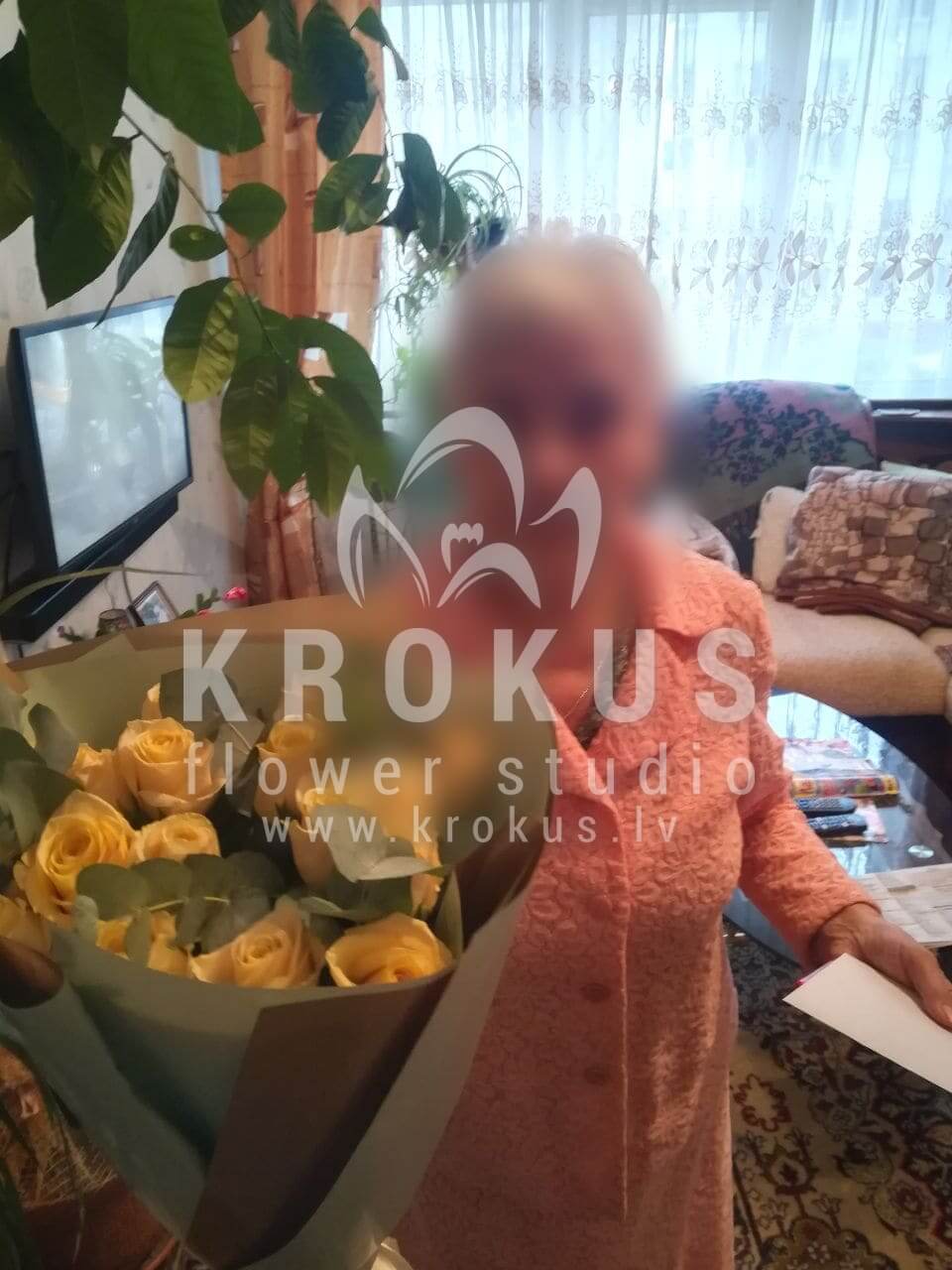 Доставка цветов в город Рига (кремовые розыэвкалипт)