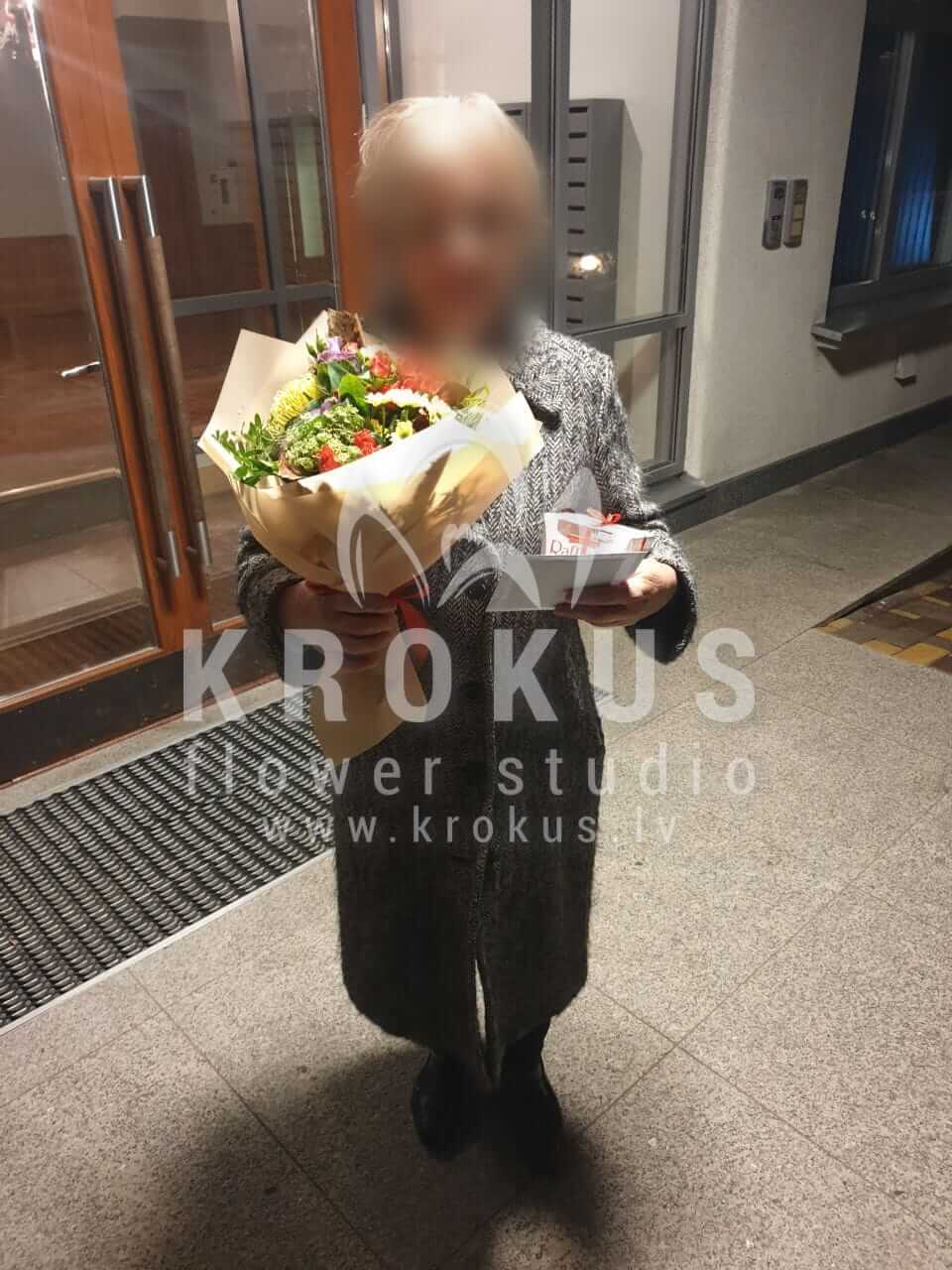 Доставка цветов в город Рига (кустовые розыдекоргиперикумлеукоспермумтыквализиантусы (эустома))
