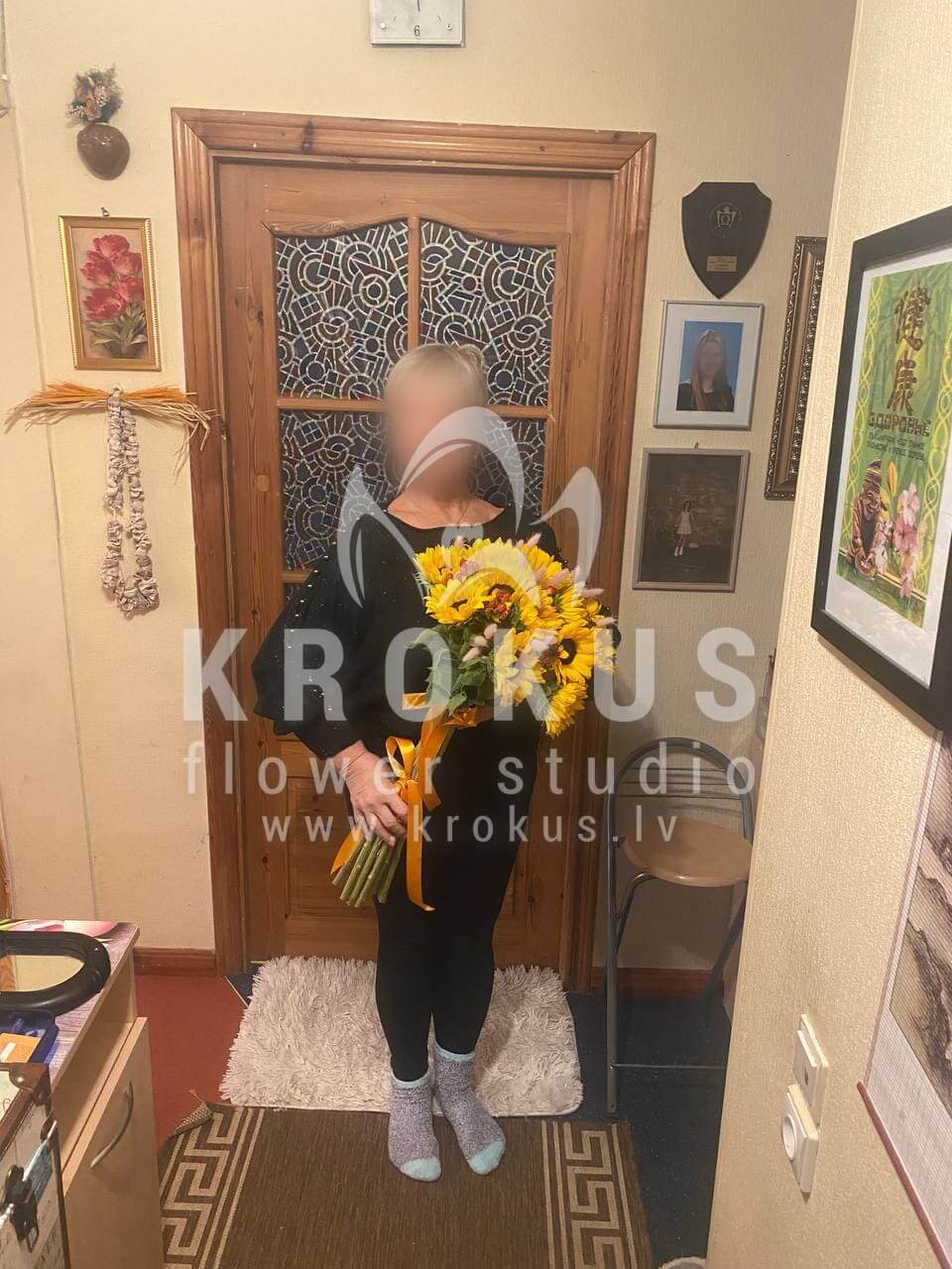 Deliver flowers to Rīga (sunflowersveronicahypericum)