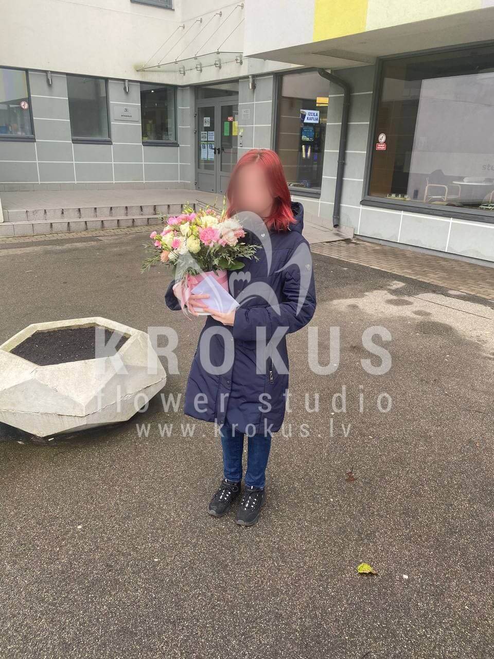 Ziedu piegāde Latvia Rīga (rozā rozespistācijaneļķeseikaliptspeonveidīgās rozesgenistalizantes)
