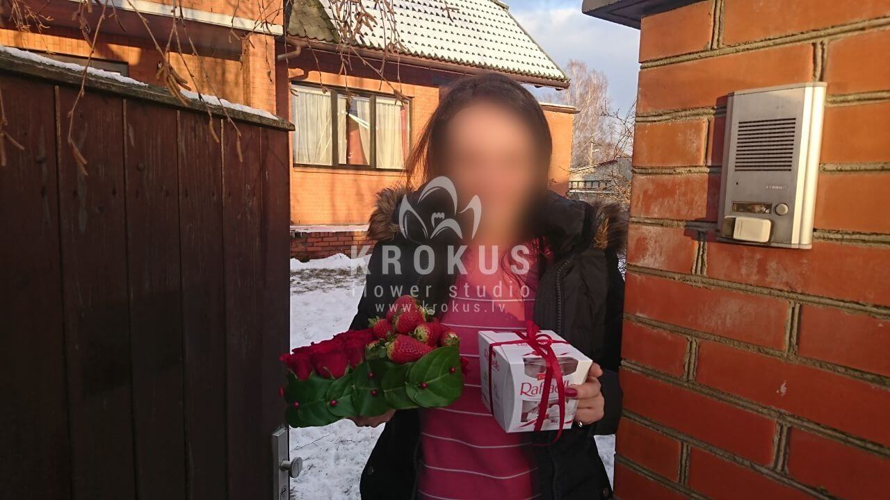 Deliver flowers to Latvia (salalred roses)