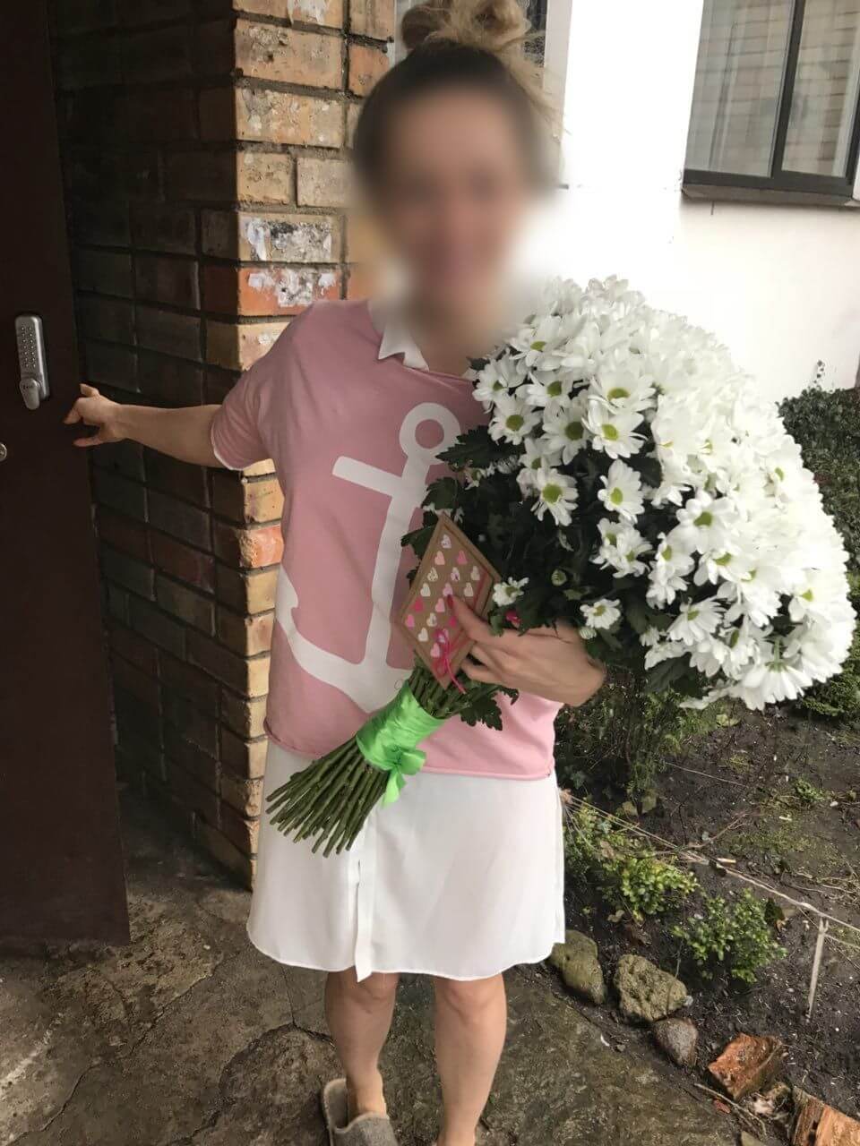 Deliver flowers to Latvia (chrysanthemumscamomiles)