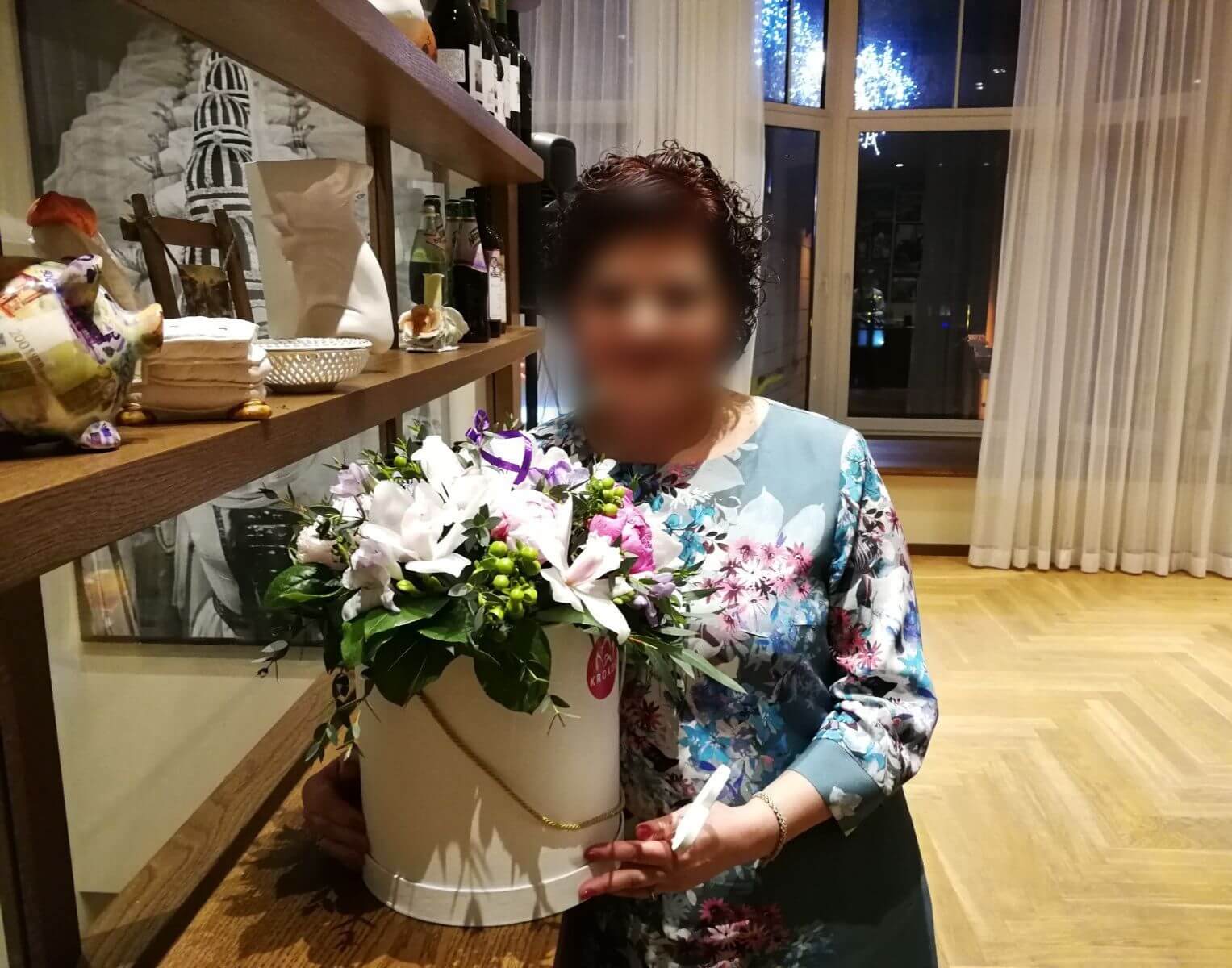 Доставка цветов в город Рига (коробкаскимияфрезиирускусорхидеипионы)