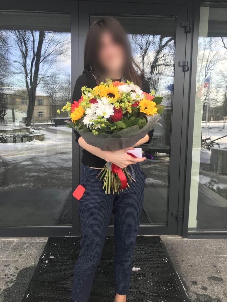 Deliver flowers to Rīga (shrub rosessunflowersmeadow flowersgoldenrodchrysanthemumshypericumdaisies)