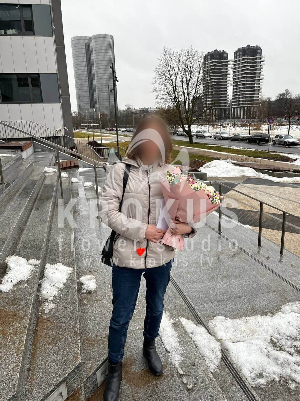 Ziedu piegāde Latvia Rīga (krūmrozesfrēzijaspistācijakrizantēmas hypericumgerberas)