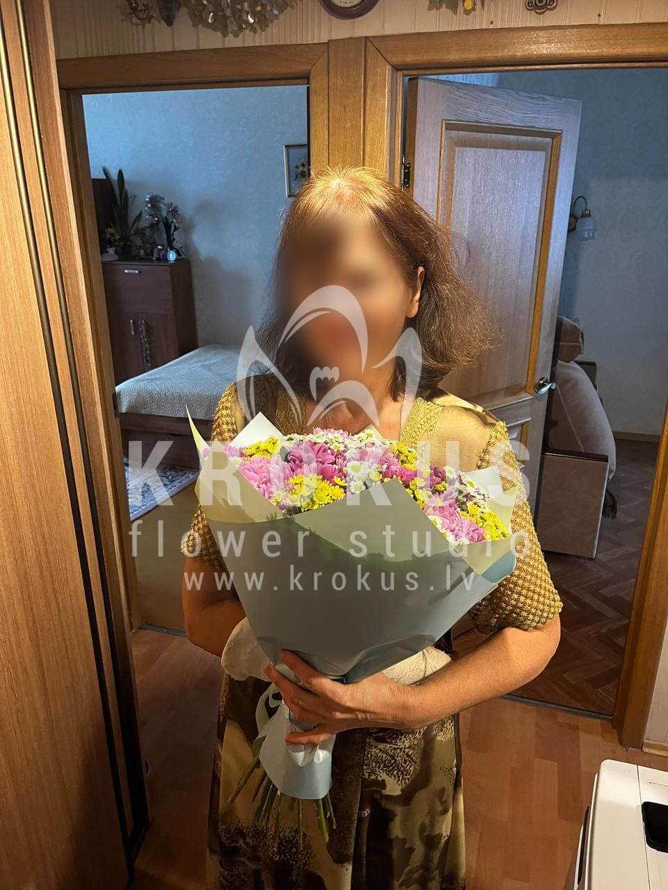 Ziedu piegāde Latvia Rīga (krūmrozeslotossorhidejasalstremērijaornithogalum (baltstarīte)eryngiumeikaliptspeonveidīgās rozessarkanas rozes)