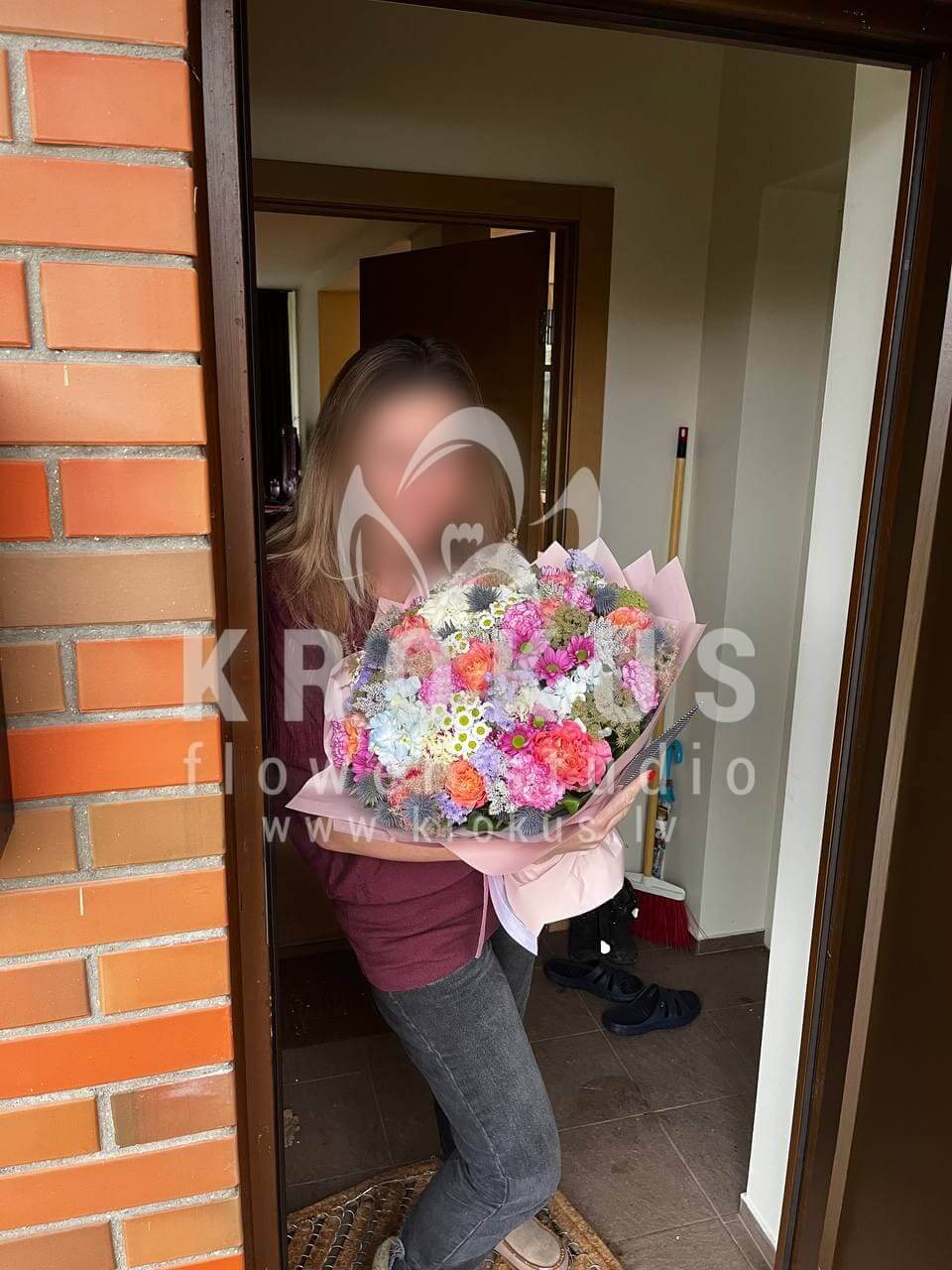 Deliver flowers to Latvia (limoniumclovesgoldenrodveronicachrysanthemumsculantrohydrangeasbicolor rosescheesewood)