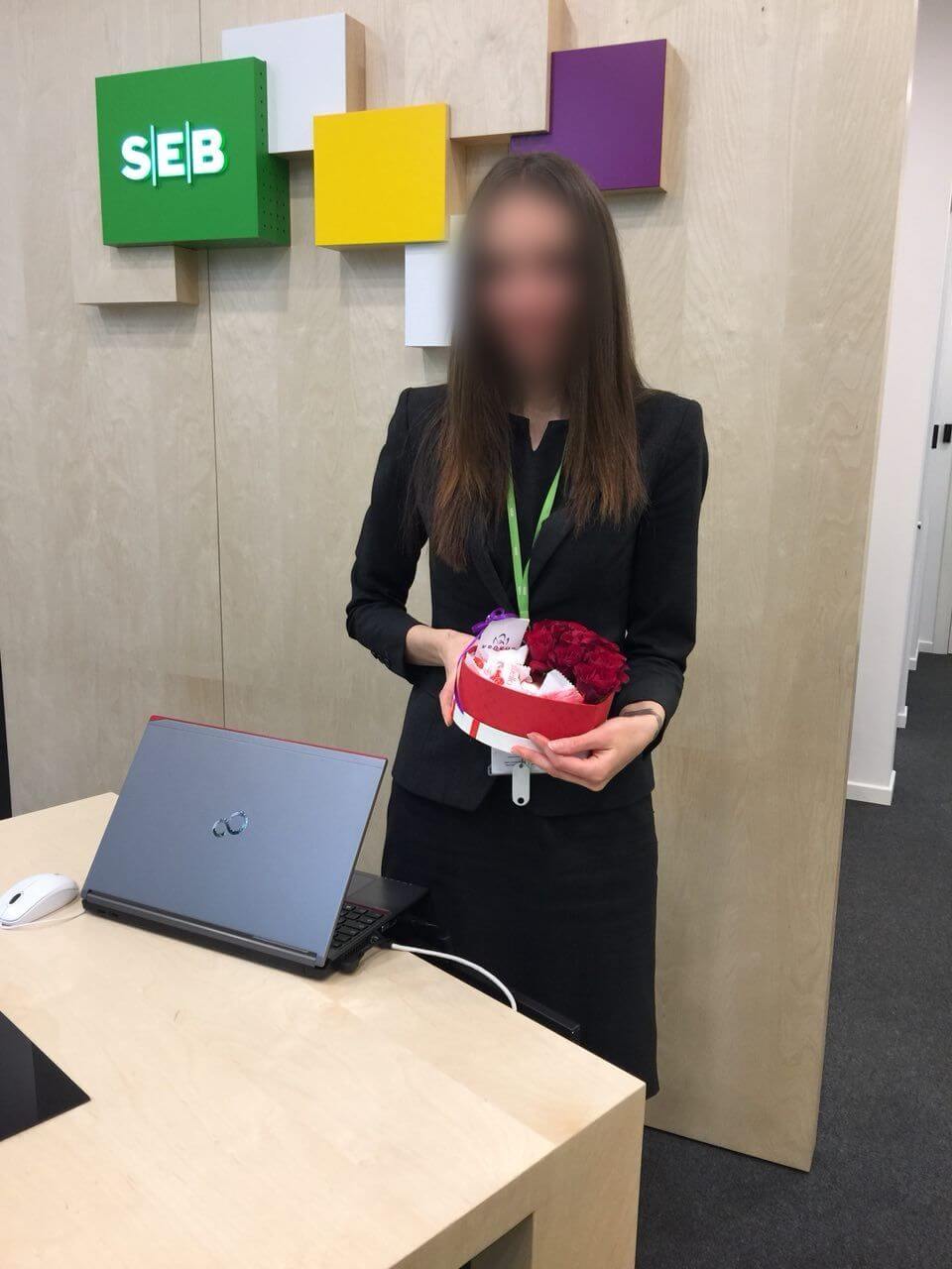 Deliver flowers to Rīga (stylish boxred rosescandys)