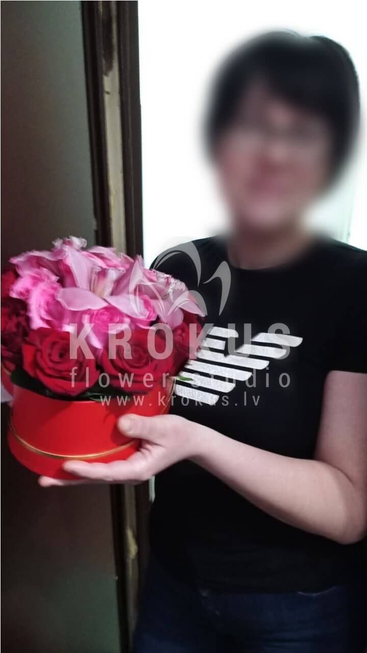 Доставка цветов в город Рига (коробкарозовые розыорхидеикрасные розы)
