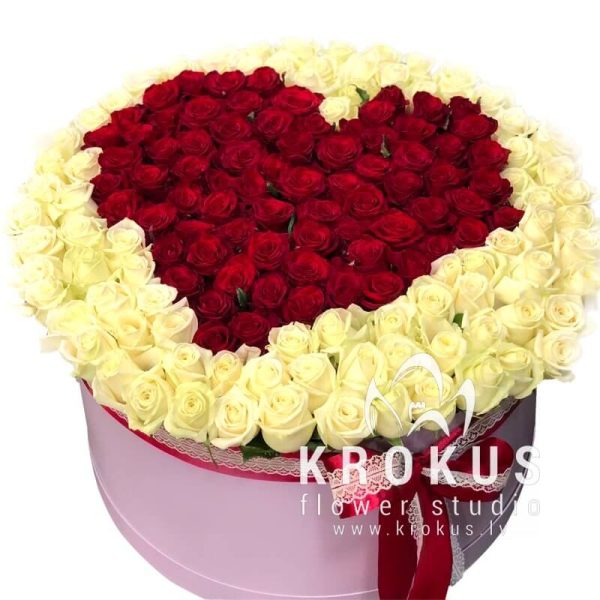 Heart of roses in a hat box