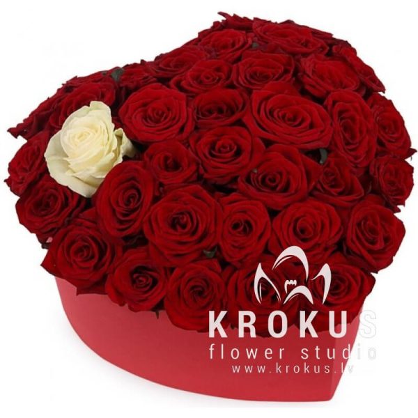 Rozes sirds formas kastē