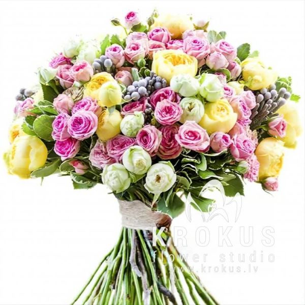 Bouquet of peony-type spray roses