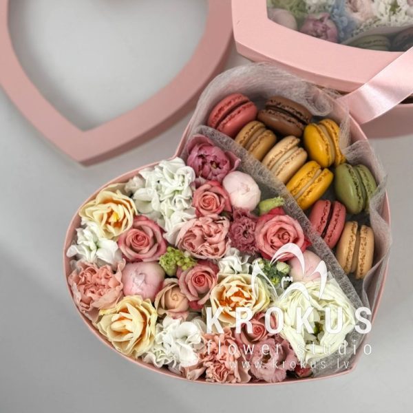 FLOWERBOX with macaroon