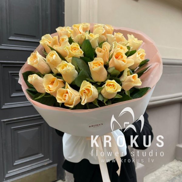 Рersiku krāsas rozes