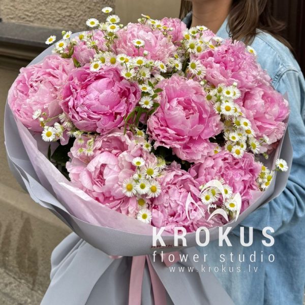 Peoniju pušķis ar margrietiņām