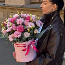 Нежный поцелуй - Лизиантус (эустома), Пионовидная роза, Эвкалипт, Розовая роза, Розовый с круглосуточной доставкой по Риге и Латвии | Krokus.lv