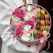 Flowerbox with macaroons
