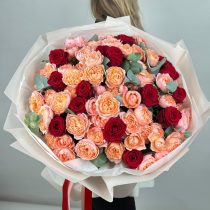 Королева моего сердца - Пионовидная роза, Эвкалипт, Красная роза, Кустовая роза, Красный, Кремовый, Персиковый, Розовый с круглосуточной доставкой по Риге и Латвии | Krokus.lv