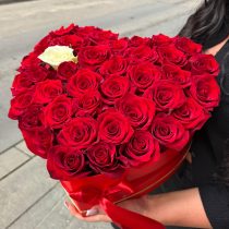 Rozes sirds formas kastē
